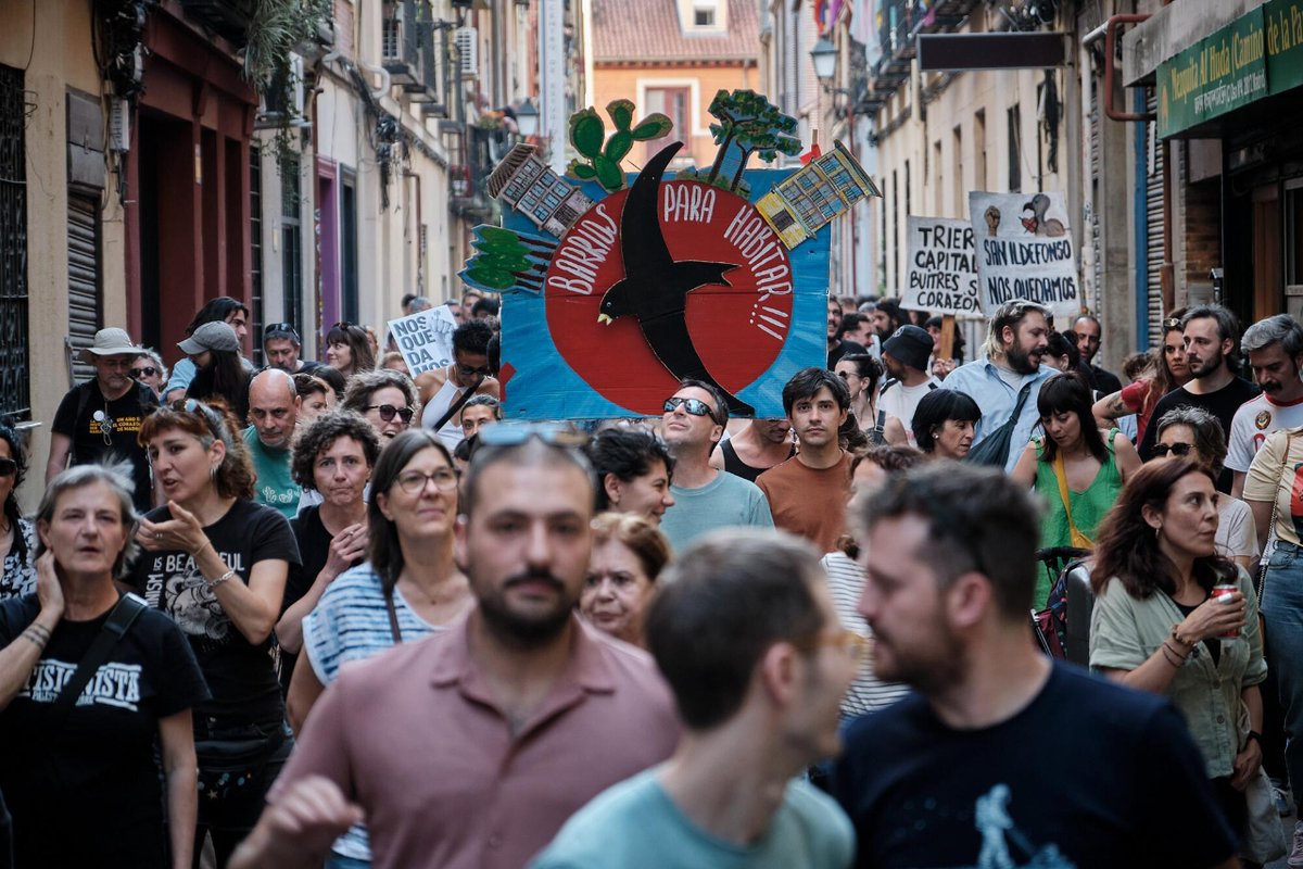 ElSaltoDiario's tweet photo. 🔑Cientos de personas de hasta 40 colectivos de Lavapiés han marchado por las calles del barrio para denunciar la especulación inmobiliaria y la turistificación.

Por @SusiQiuMad en @ElSaltoMadrid 
Fotos Manuel del Valle
https://t.co/GlbWcj5zvW https://t.co/mOA30TPG5F