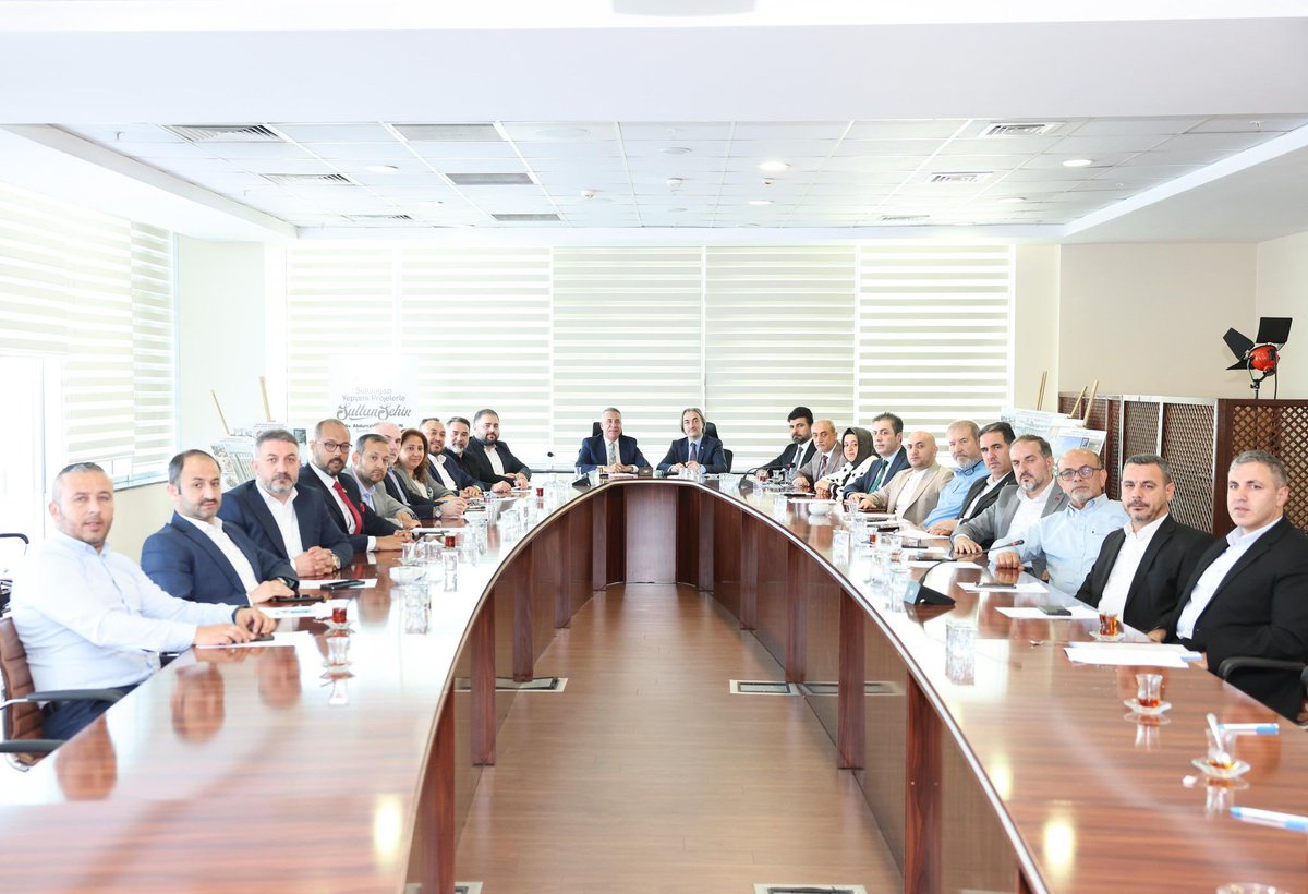 Belediye Başkanımız Abdurrahman Dursun ve Belediye Meclis Üyelerimiz ile birlikte, Belediye Meclisi Grup Toplantımızı gerçekleştirdik. 

Toplantımız hayırlara vesile olsun.

Sultangazi'mizi daha güzel yarınlara hazırlamak için hep birlikte hizmet etmeye devam edeceğiz.