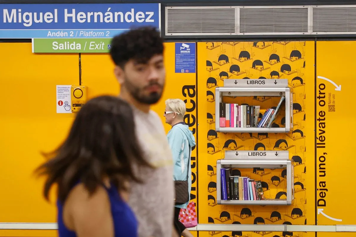 JulianMarquina's tweet photo. 🚇📚📖 Las antiguas papeleras del Metro son recicladas para el intercambio de libros
🔗 https://t.co/8G3rWBqmms
📘 #Libros
📕 #Cuentos
📙 #Literatura
📖 #Lectura
📗 #Leer
🚇 #Metroteca https://t.co/oSEdy2Ne4h