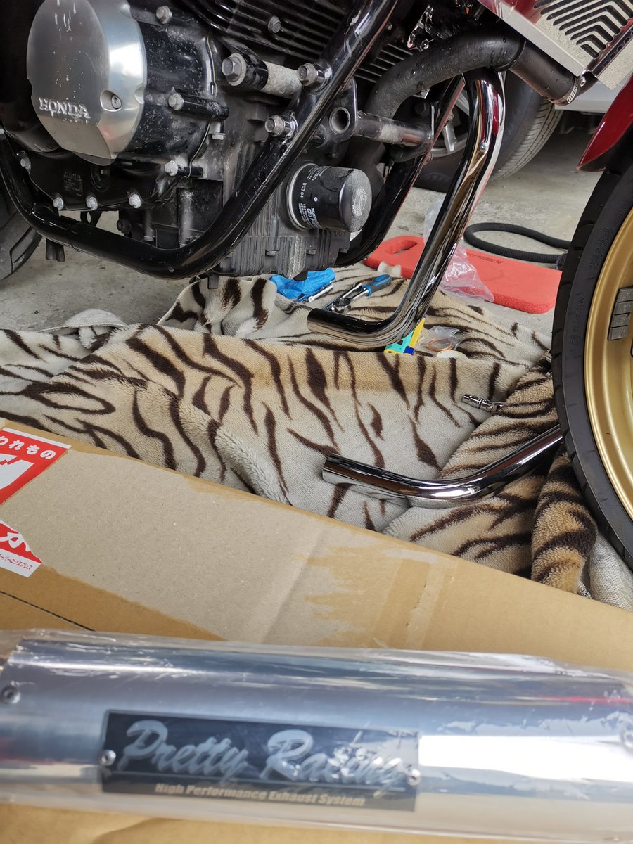 PIGEONek9's tweet photo. 可愛い鉄筒届いたので
ハメハメします😙
#VTEC
#CB400sf
#prettyracing
#スーフォア https://t.co/naJAsw3oNk