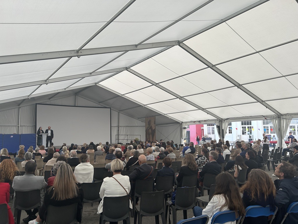 collegeNDLM56's tweet photo. CENTENAIRE 🎂 / Retour en images sur une belle journée vendredi dernier pour célébrer les 100 ans du collège Notre Dame le Ménimur 📷 Au programme : célébration, spectacles, expositions, déambulation...
+ d'informations 👉 https://t.co/PQp808mjve https://t.co/0kRzYfuQwJ