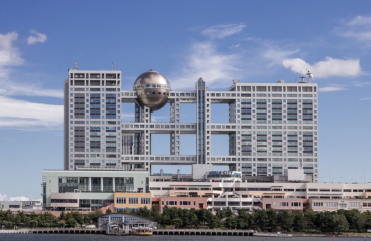 PodcastKoenig's tweet photo. In der heutigen Podcastepisode behaupte ich mit an Wahnsinn grenzender Überzeugung, dass das hier Tokios Rathaus sei. Stimmt nicht. Das ist die Zentrale von Fuji TV. Mea culpa! https://t.co/GhH1mvhP9F