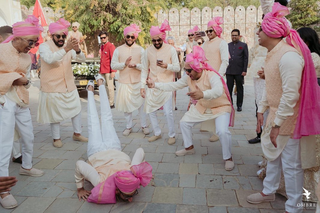 KkingsEvents's tweet photo. #RaagKiBaraat all the way from Ohio state!
We love how Raag decided to make his grand entry unique with a flag from his hometown.
This baraat was jam-packed with fun, stunts and revelry!
#Weddingplanner #destinationwedding #luxurywedding #weddingdecor #bigfatindianwedding https://t.co/PS0rO6jIQT