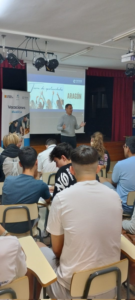 FacHuesca's tweet photo. Hoy en Jornada con alumnos 1 Bachillerato contando experiencias de FP en el mercado laboral!#Lucasmallada #FP https://t.co/N4DtYYQxOf