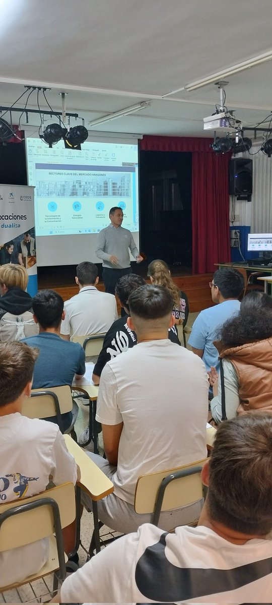 FacHuesca's tweet photo. Hoy en Jornada con alumnos 1 Bachillerato contando experiencias de FP en el mercado laboral!#Lucasmallada #FP https://t.co/N4DtYYQxOf