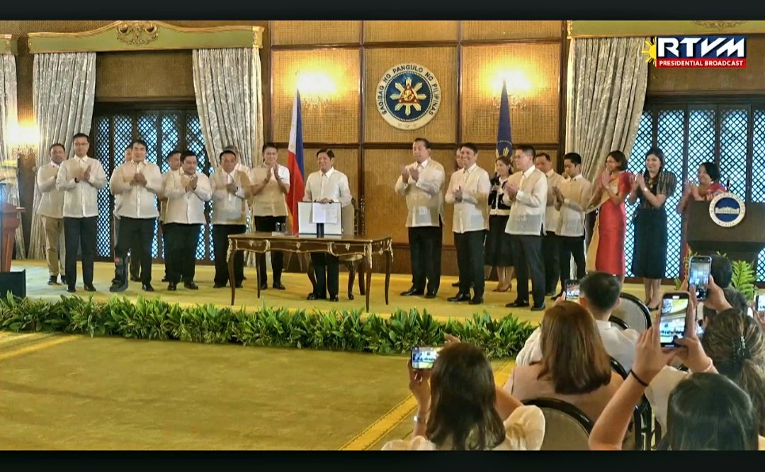 ๐ธ ๐ฐ๐ผ ๐ผ๐ธ๐ถ๐ถ๐
๐ค (@_miggypot29) on Twitter photo President Ferdinand R. Marcos Jr. signs into law the โ๐๐ฎ๐ฏ๐ฎ๐น๐ถ๐ธ๐ฎ๐ ๐๐ฎ ๐ฃ๐ฎ๐ด๐๐๐๐๐ฟ๐ผ ๐๐ฐ๐โ
Known as the Senate Bill No. 1964, the initiative honors the dedication of public school teachers by doubling their annual teaching allowance from PhP5,000 to PhP10,000. President Ferdinand R. Marcos Jr. signs into law the โ๐๐ฎ๐ฏ๐ฎ๐น๐ถ๐ธ๐ฎ๐ ๐๐ฎ ๐ฃ๐ฎ๐ด๐๐๐๐๐ฟ๐ผ ๐๐ฐ๐โ
Known as the Senate Bill No. 1964, the initiative honors the dedication of public school teachers by doubling their annual teaching allowance from PhP5,000 to PhP10,000.