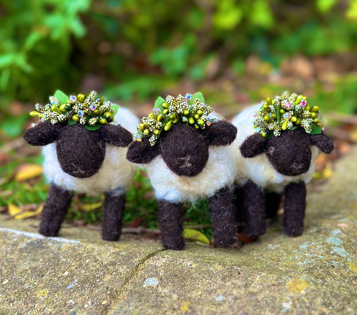 Sheep are always happier in flocks 🥹 Just look at these little ones heading off together to Canada today! 🇨🇦 Did you know we ship worldwide? 🌍✨ Every order helps our animal sanctuary! Please shop with us here: minimotleysanctuary.etsy.com 💚 #MHHSBD #shopindie #shopsmall