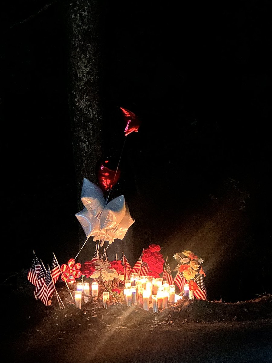 NLubczenkoTV's tweet image. An 18-year-old driver is dead and four other occupants were seriously injured after a crash in #Wolcott Saturday night. 

Police said two of those occupants are students at Wolcott High School.

Now, a memorial remains for the driver on Spindle Hill Rd. @WTNH