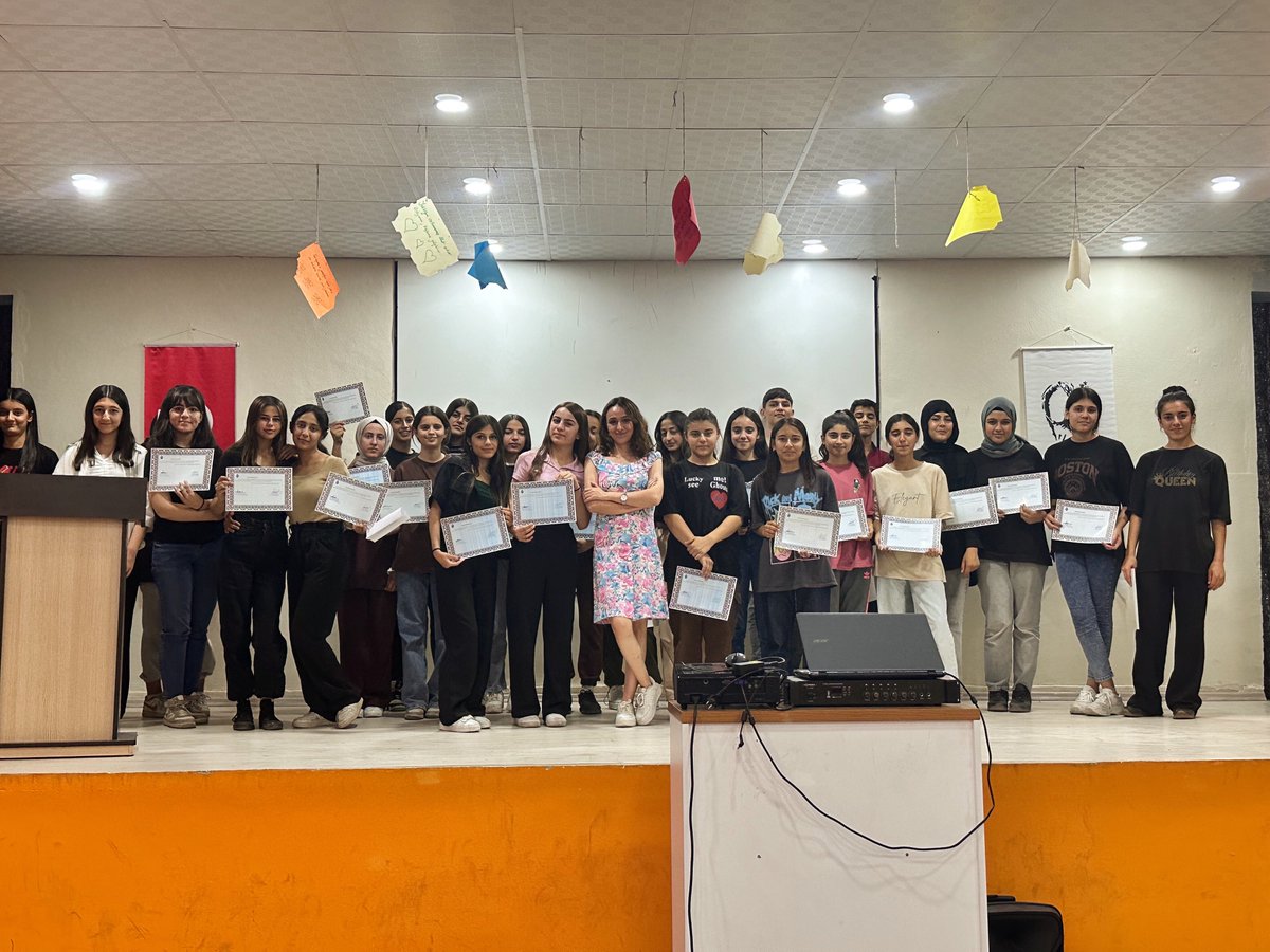 derikanadoluli1's tweet photo. Kitap Okuma Projesi kapsamında “Cengiz Aytmatov” konulu panelimizi gerçekleştirdik. Danışman öğretmenimiz Gülnihal Alış projeyi başarıyla yürüten öğrencilere başarı belgelerini takdim etti. 

@mardinilmem @derikmem47 @MstfaKAHRAMAN https://t.co/75vDuMm0wz
