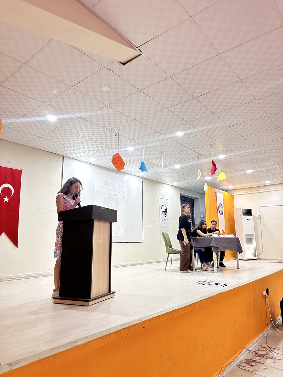 derikanadoluli1's tweet photo. Kitap Okuma Projesi kapsamında “Cengiz Aytmatov” konulu panelimizi gerçekleştirdik. Danışman öğretmenimiz Gülnihal Alış projeyi başarıyla yürüten öğrencilere başarı belgelerini takdim etti. 

@mardinilmem @derikmem47 @MstfaKAHRAMAN https://t.co/75vDuMm0wz