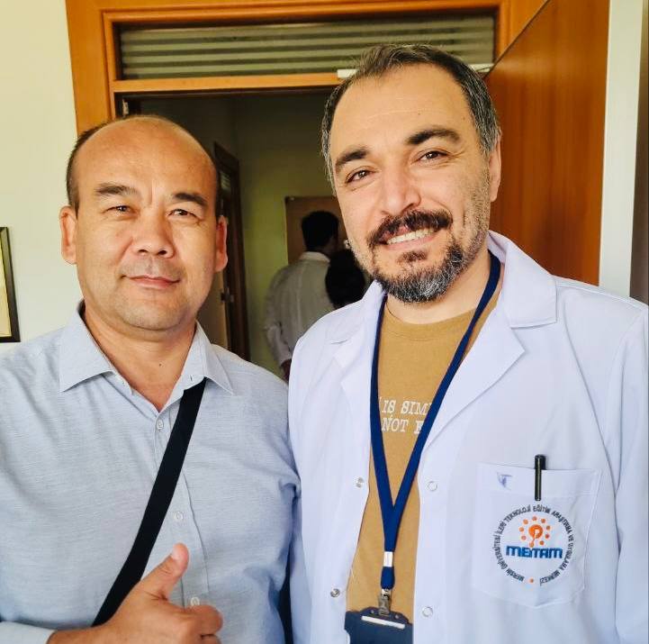 ALFRAGANUSLIVE's tweet photo. TURKIYA | MERSIN

Alfraganus universitetining Tibbiyot fakultetidagi Farmatsevtika va kimyo kafedrasi professor o'qituvchilari professor-o‘qituvchilar almashinuvi dasturi bo‘yicha Turkiyaning Mersin universiteti, Farmatsevtika fakultetida malakaviy amaliyot o‘tamoqdalar. https://t.co/z1FB5V9i9T