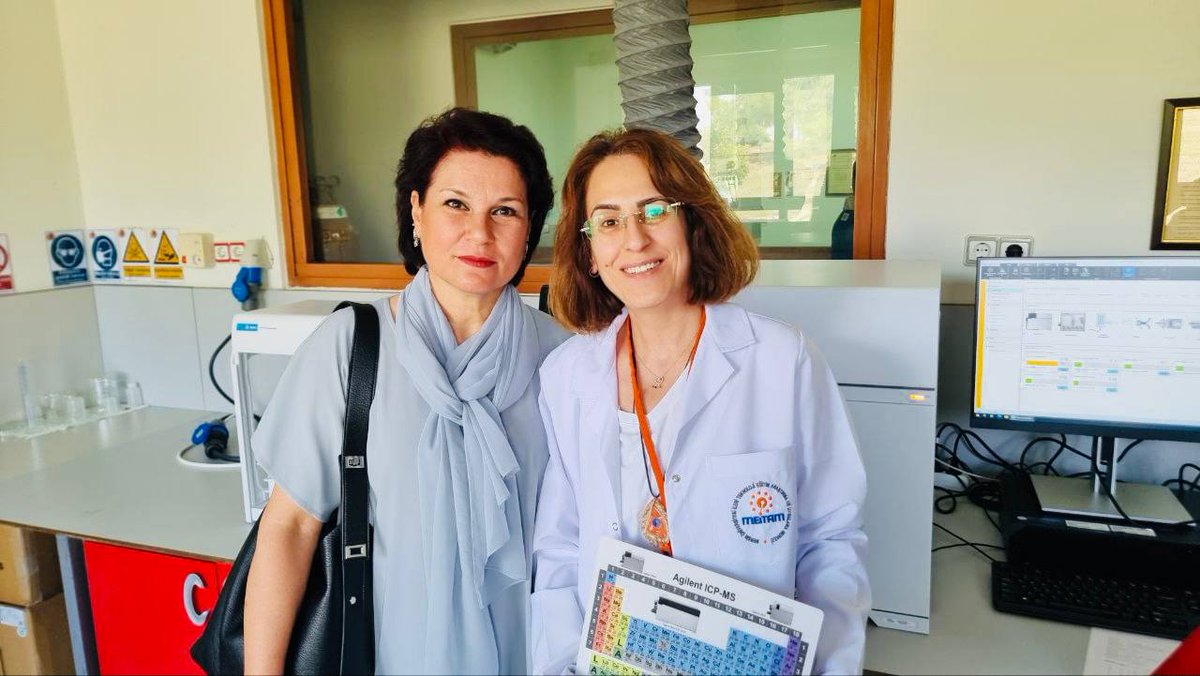 ALFRAGANUSLIVE's tweet photo. TURKIYA | MERSIN

Alfraganus universitetining Tibbiyot fakultetidagi Farmatsevtika va kimyo kafedrasi professor o'qituvchilari professor-o‘qituvchilar almashinuvi dasturi bo‘yicha Turkiyaning Mersin universiteti, Farmatsevtika fakultetida malakaviy amaliyot o‘tamoqdalar. https://t.co/z1FB5V9i9T