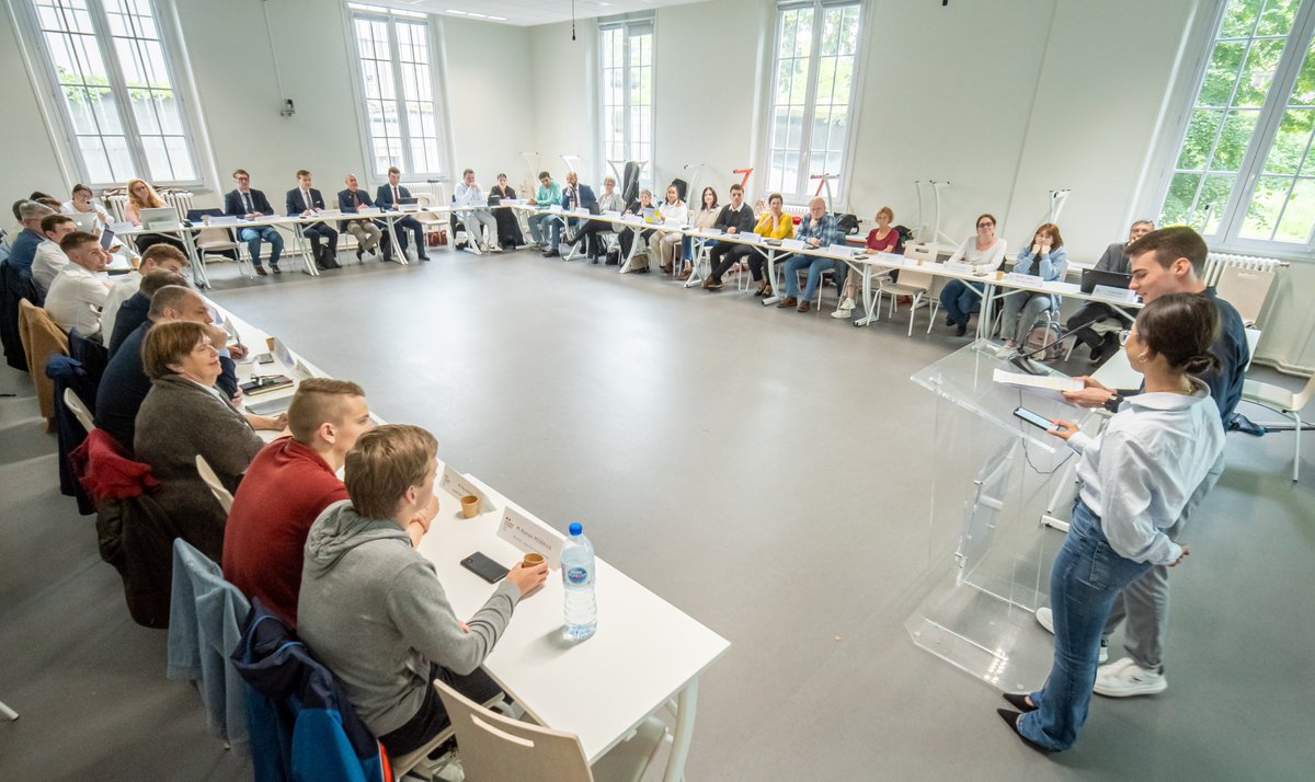 AcReims's tweet image. 📣 Jeudi 30 mai 2024 s’est tenu le #CAVL en présence du recteur Vincent Stanek.
L’objectif : Dresser un bilan de 2022-2024 et présenter le kit « Santé mentale et bien-être » sur lequel les élèves élus ont travaillé.
