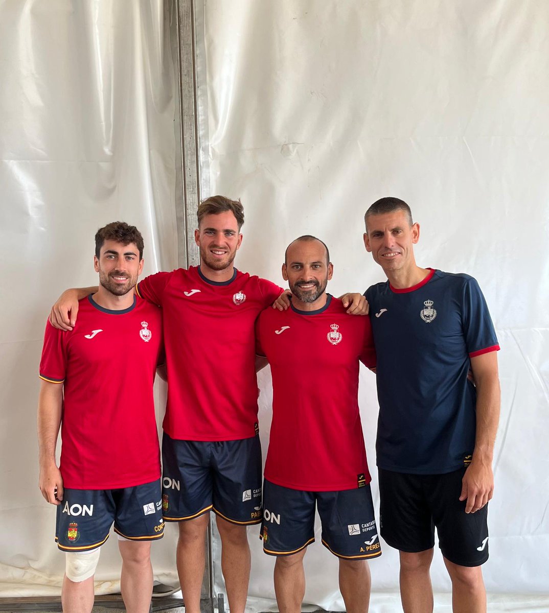 Micri Rueda, docente de Fundación Victoria; Álvaro Pérez, profesor y director técnico de balonmano de la <a href="/ED_FundacionSMV/">Escuela Deportiva Fundación Victoria</a>; y los monitores Pablo Martín y José Consuegra se encuentran concentrados con la Selección Española de Balonmano Playa [<a href="/RFEBalonmano/">RFEBalonmano</a>].

#ColegiosDiocesanos