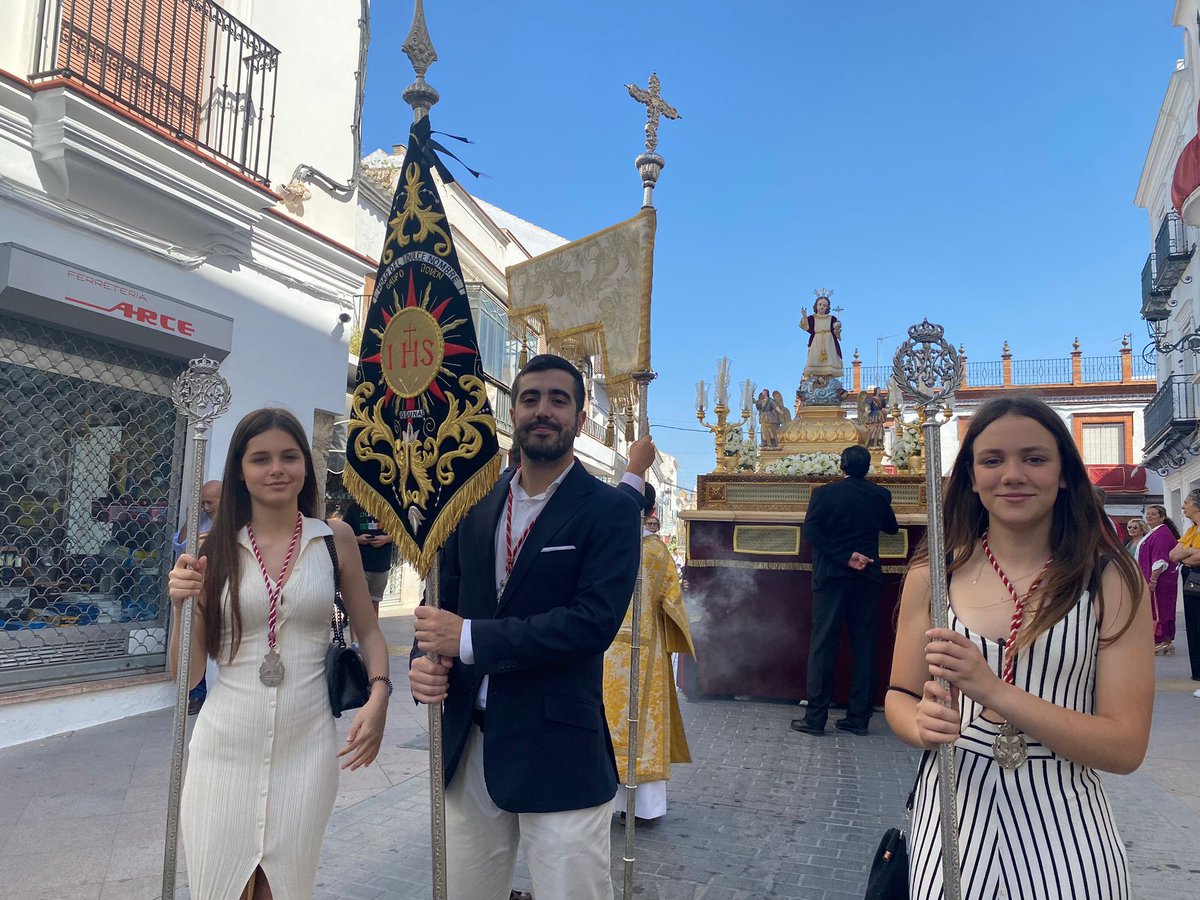 𝐂𝐎𝐑𝐏𝐔𝐒 𝐂𝐇𝐑𝐈𝐒𝐓𝐈 𝟐𝟎𝟐𝟒

Nuestra Hermandad estuvo representada en la procesión del Santísimo Sacramento por miembros de nuestra Junta de Gobierno y de nuestro Grupo Joven.