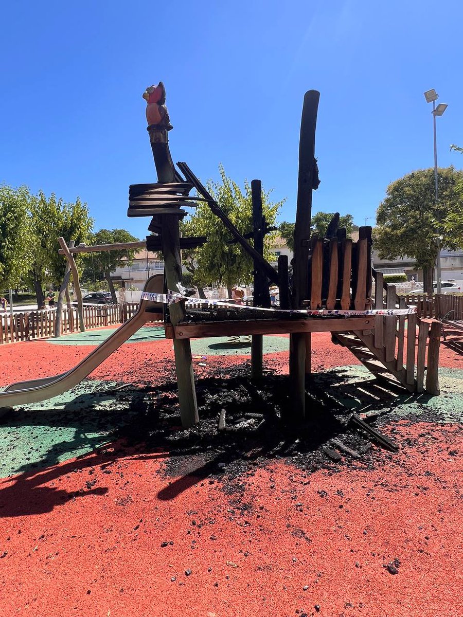 Ha quedat totalment calcinada l'àrea infantil del Parc de les Tres Bessones, sostret el cablejat i danyat un carregador de vehicles elèctrics i també desperfectes en un turisme estacionat.

Hem recuperat material de jardineria probablement sostret en emplaçament proper.
⬇️