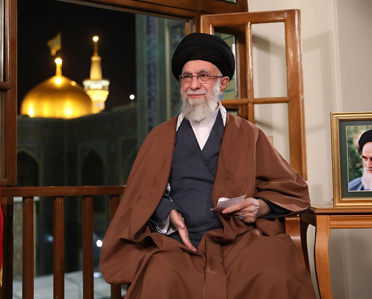 mamadporii's tweet photo. جواب خامنه‌ای به اونایی که کاندید شدن و اونایی که رأی میدن
#فقر_فساد_گرونی
#مهسا_امينی‌‌ https://t.co/i04ixkDeJG