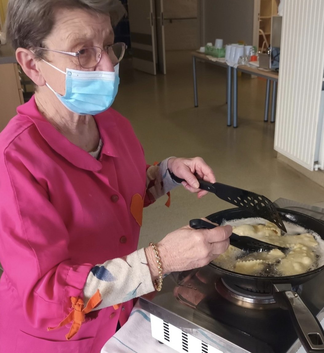 La #gourmandise est un si joli défaut ! 😋 Les #BlousesRoses et les résidents en profitent bien ! Crêpes, bugnes, mousse au chocolat… Les ateliers culinaires remportent toujours un franc succès ! 🍽️😄