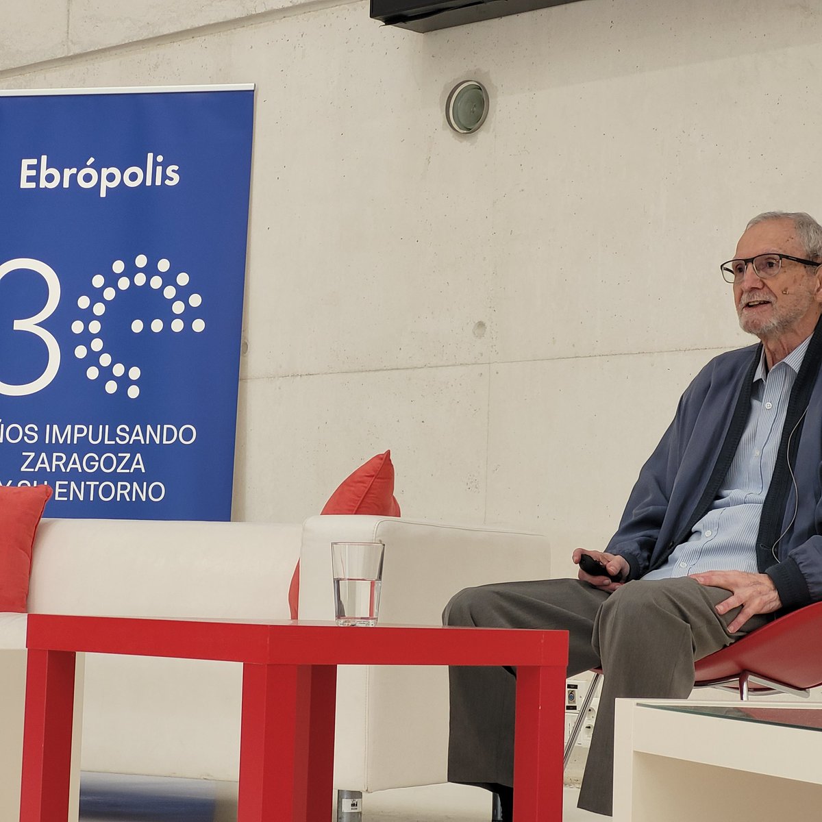 El prestigioso urbanista de la @La_UPM José Fariña da las claves para un cambio de modelo más saludable: conseguir una ciudad pensada para andar, introducir naturaleza de proximidad y crear espacios de convivencia. #AgendaUrbana #AUZ