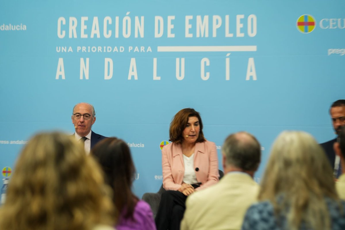 Rocío Blanco, consejera de @EmpleoJunta, anuncia un plan de empleo juvenil que se aprobará tras el 9J dotado con 479 millones de euros y que prevé contratos de seis meses con corporaciones locales para dar la primera oportunidad laboral a 10.000 jóvenes #EPDesayunoEmpleoCEU