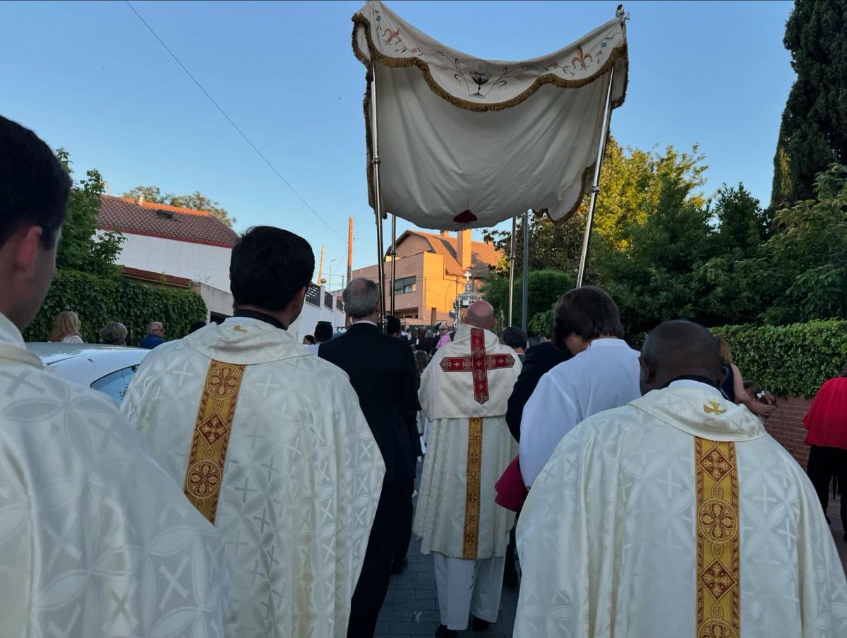 Vox_Pozuelo's tweet photo. ✝️ Este domingo celebramos la fiesta del Corpus Christi con los vecinos de #PozueloDeAlarcón y salimos en procesión por nuestras calles para celebrar la presencia de Cristo en la eucaristía.

#ProcesiónDelCorpus
#CorpusChristi https://t.co/DC7jE9FaXQ