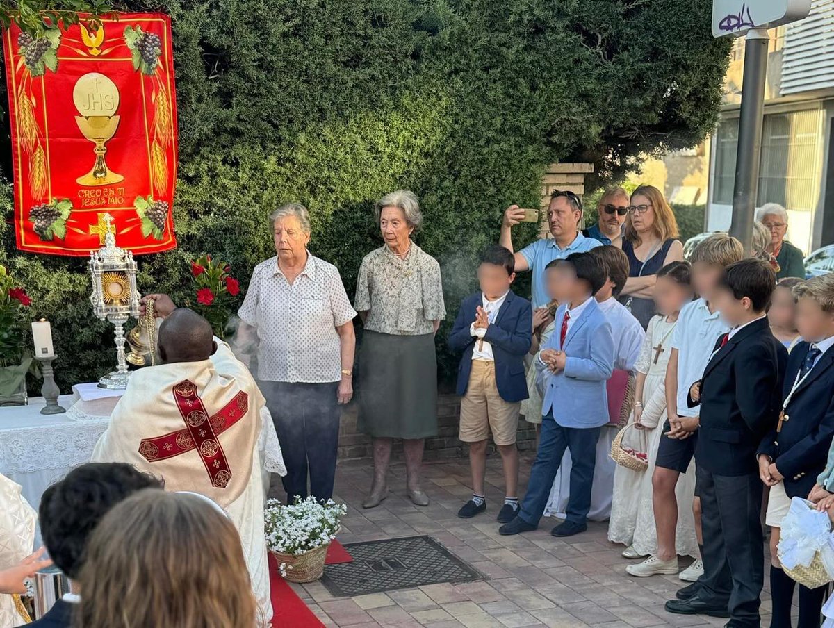 Vox_Pozuelo's tweet photo. ✝️ Este domingo celebramos la fiesta del Corpus Christi con los vecinos de #PozueloDeAlarcón y salimos en procesión por nuestras calles para celebrar la presencia de Cristo en la eucaristía.

#ProcesiónDelCorpus
#CorpusChristi https://t.co/DC7jE9FaXQ