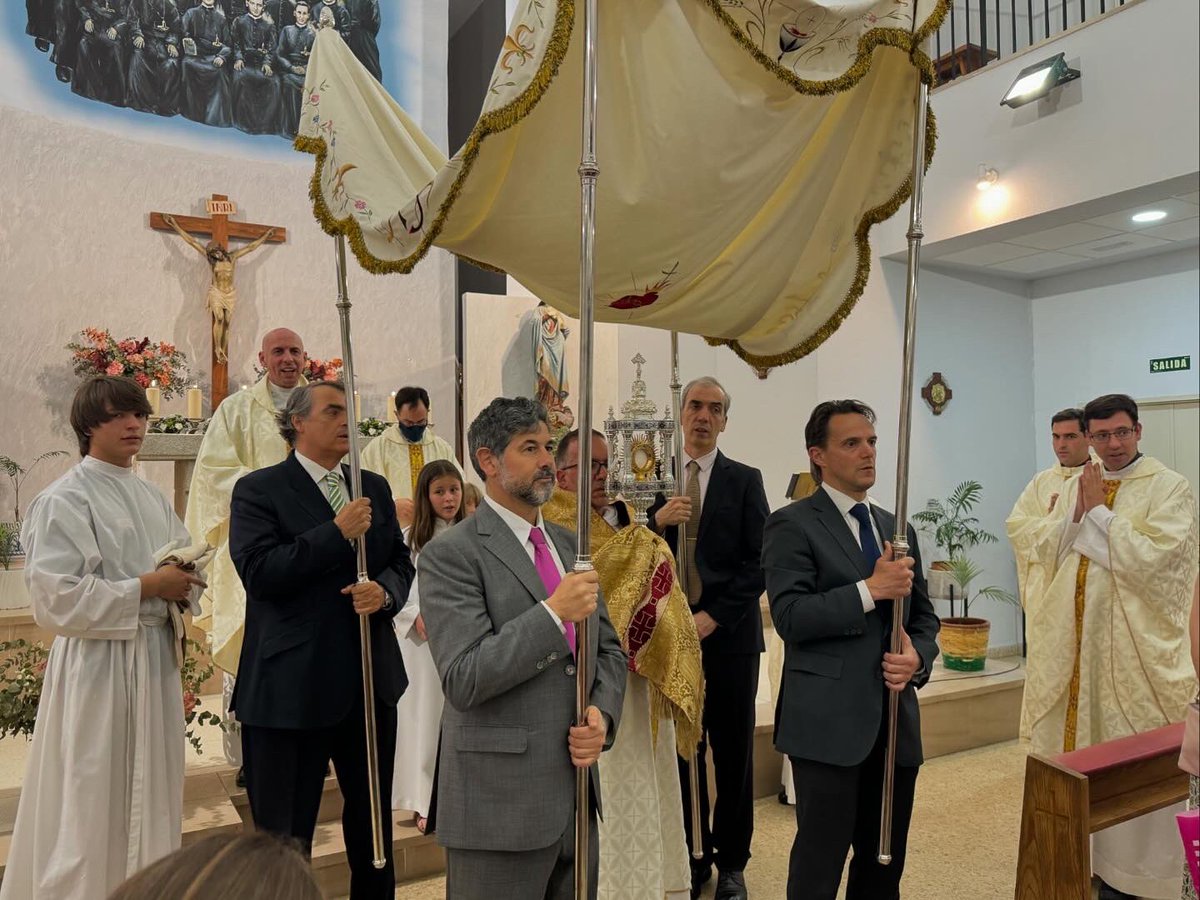 Vox_Pozuelo's tweet photo. ✝️ Este domingo celebramos la fiesta del Corpus Christi con los vecinos de #PozueloDeAlarcón y salimos en procesión por nuestras calles para celebrar la presencia de Cristo en la eucaristía.

#ProcesiónDelCorpus
#CorpusChristi https://t.co/DC7jE9FaXQ