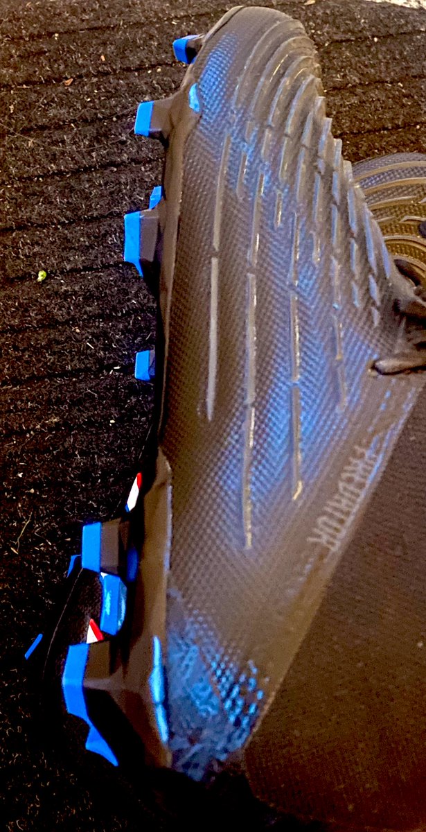sneakerdome1's tweet photo. Leck 👅 meine neuen Fußballschuhe vor dem Training 👟 ! Das ist der Sinn deines Sklaven Lebens! https://t.co/6R5aOpnWE9