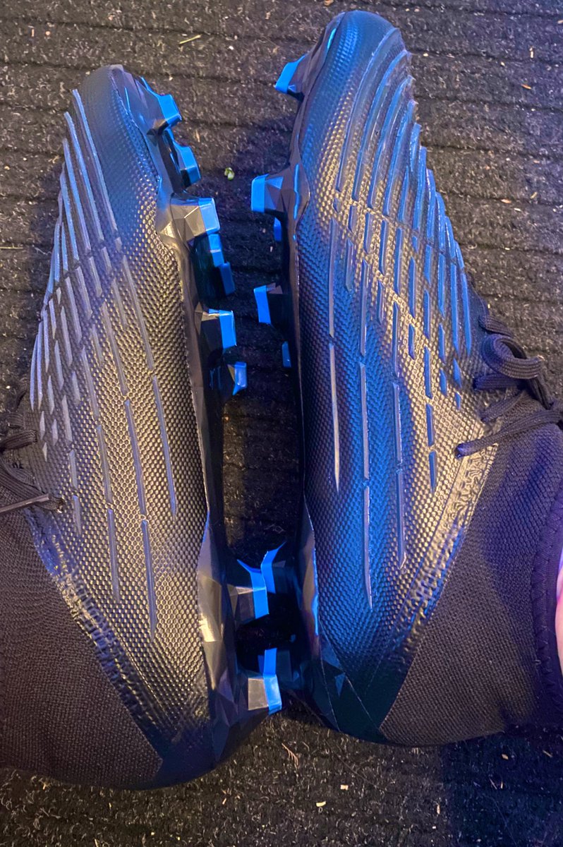 sneakerdome1's tweet photo. Leck 👅 meine neuen Fußballschuhe vor dem Training 👟 ! Das ist der Sinn deines Sklaven Lebens! https://t.co/6R5aOpnWE9