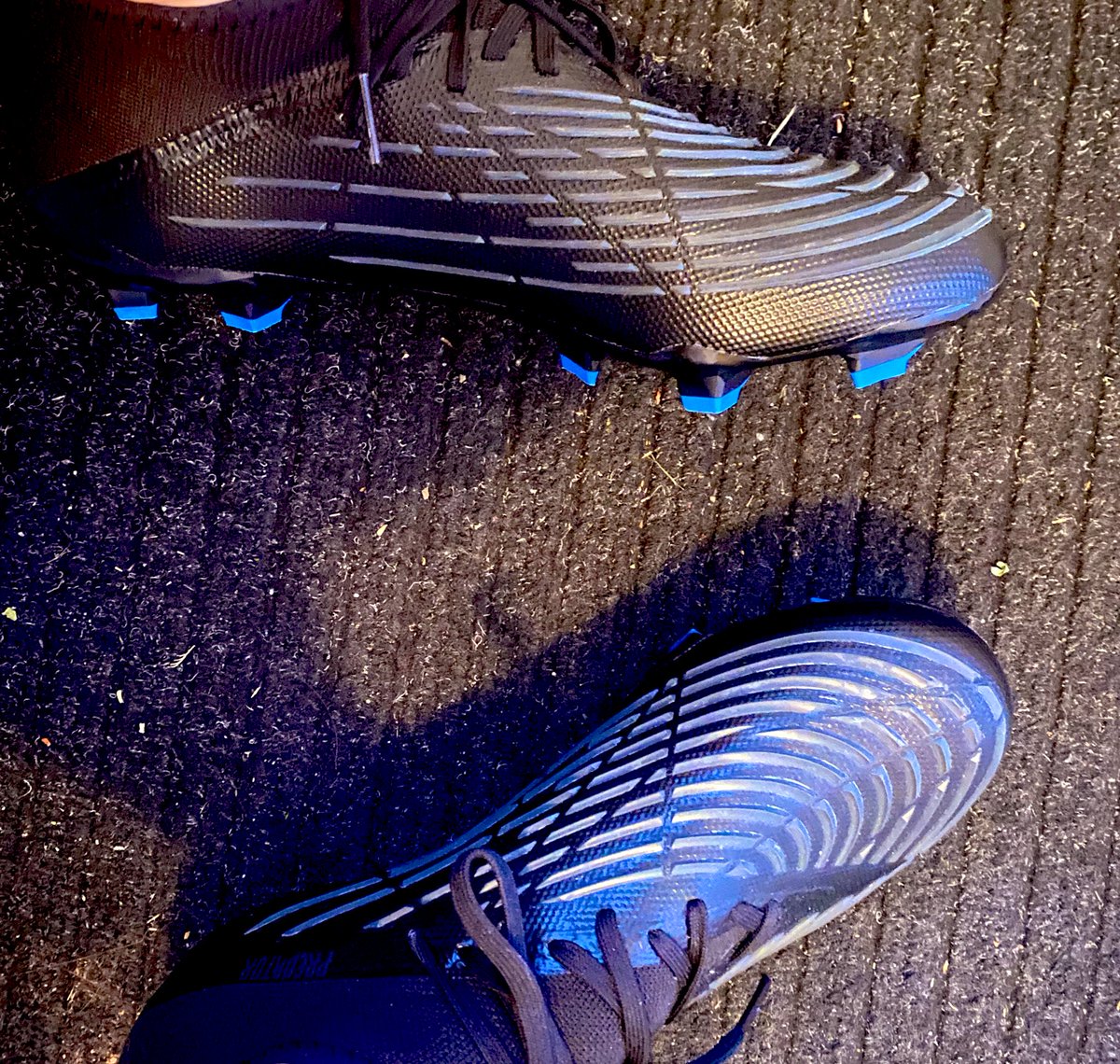 sneakerdome1's tweet photo. Leck 👅 meine neuen Fußballschuhe vor dem Training 👟 ! Das ist der Sinn deines Sklaven Lebens! https://t.co/6R5aOpnWE9