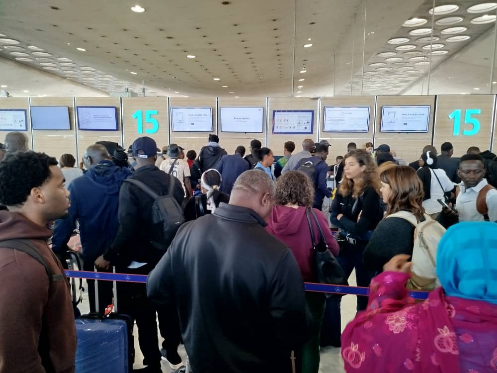 jalybadiane's tweet photo. . @FlyAirSenegal pourquoi vous ne déjouer pas les pronostics ? Le vol Paris - Dakar était prévu hier à 10h40 puis reporté à 23h45 puis à 5h du matin maintenant c'est à 17h... 30h de "retard" et vous donnez aux passagers des sandwichs et de l'eau sans les loger. 30h dans un aéroport à flâner c'est juste irrespectueux !