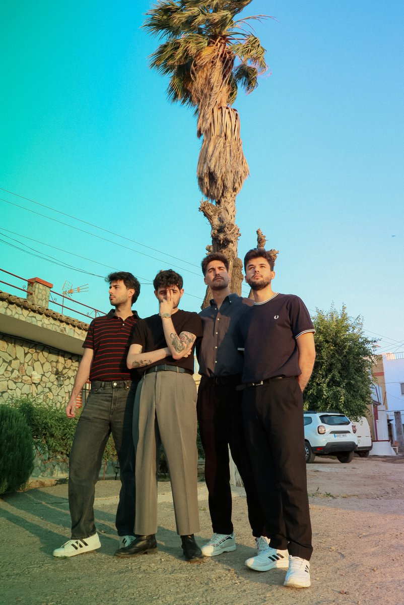 Eyyyy gente!!
Este viernes 7 a las 19:30h estrenamos el veranito tocando en IslaSónica rodeados de buena gente, sol y playita. ☀️
Existe mejor plan???

📸 Marina Casanova
