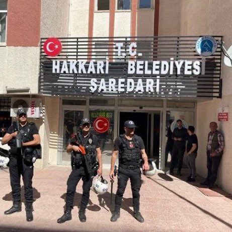 İktidar, kayyum uygulamalarına başlangıcı Hakkari'den yaptı. Yumuşama söylemlerinin boş olduğunu hep söylemiştik. Kürt halkının siyasi tercihlerini hiçe sayan kayyum operasyonları kabul edilemez. Kayyumlara karşı birlikte mücadele içinde olacağız. Çözüm sınıf perspektifiyle