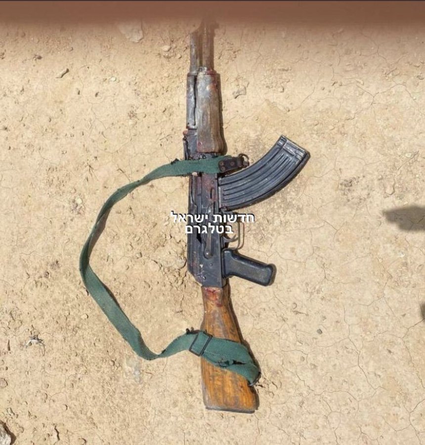 عدت سنة وذكراك في القلب العمر كله .. مش بس كل سنة هنفكركم
كل شهر وكل يوم هنقولكم ان بطلنا المصري محمد صلاح اخد السلاح ده وعدى الحدود وخلص على ٣ جنود صهاينة
ومكانش معاه غير سلاحه والمصحف بتاعه

اسرائيل عشان ترجع جثمانه الطاهر اشترطت انه ميتعملوش جنازة بس الحزن عليه في كل بيت مصري