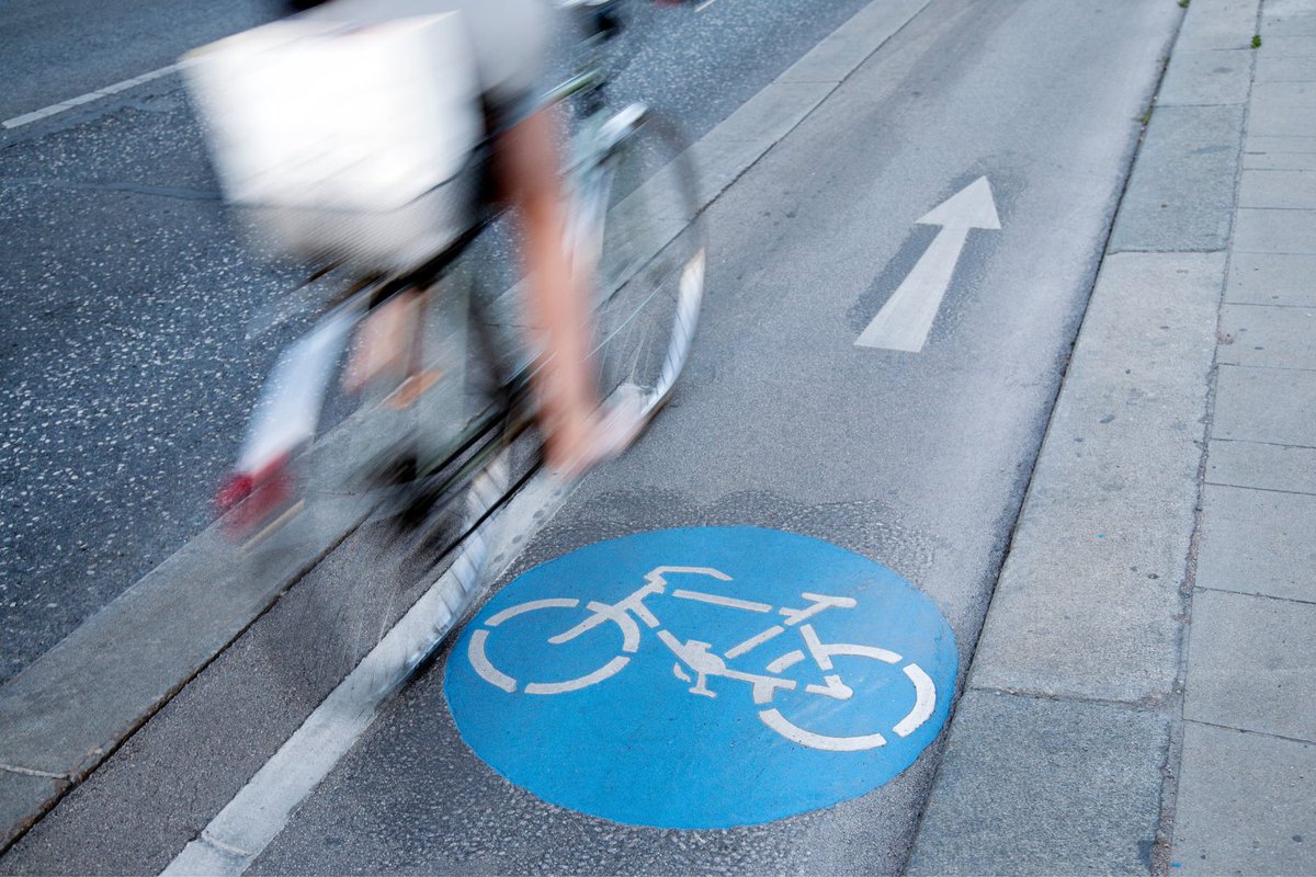 🚲La bicicleta és un mitjà de transport sostenible, assequible i respectuós amb el medi ambient. ✅Reducció de la contaminació ✅Disminució del trànsit ✅Eina per a la salut i l’esport 👉Des de l'AMTU apostem per una mobilitat més sostenible #DiaMundialDeLaBicicleta