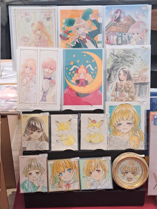 グッズは本人在廊時のみ…
だったはずなんですが、新作ポストカードを見つけては妖怪おいてけになってたので不在作家のグッズもあります😌お求めの方はささつゆまで。
今日は原画動き無しなので明後日もこんな(下2段)予定ですー
#岐阜の日本酒イラスト展 