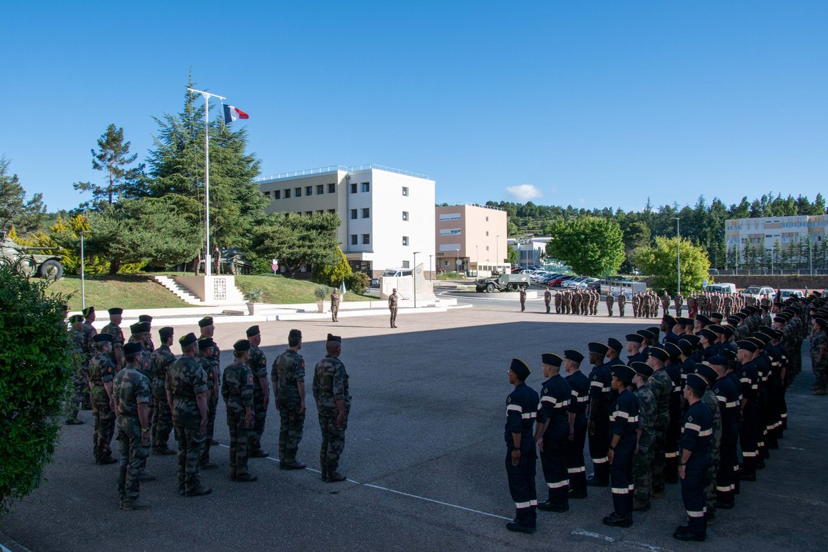 1RCA_canjuers's tweet image. #AIHonneur 🇨🇵 Lors de la cérémonie des couleurs du vendredi 31 mai, le @CDC_1eRCA a félicité le sergent-chef Kenny, le sergent Jérémie et le caporal-chef Maxime pour leur engagement.
#FiersdeNosSoldats #AlaHauteur