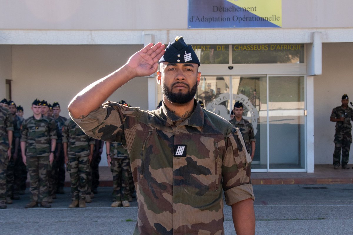 1RCA_canjuers's tweet image. #AIHonneur 🇨🇵 Lors de la cérémonie des couleurs du vendredi 31 mai, le @CDC_1eRCA a félicité le sergent-chef Kenny, le sergent Jérémie et le caporal-chef Maxime pour leur engagement.
#FiersdeNosSoldats #AlaHauteur