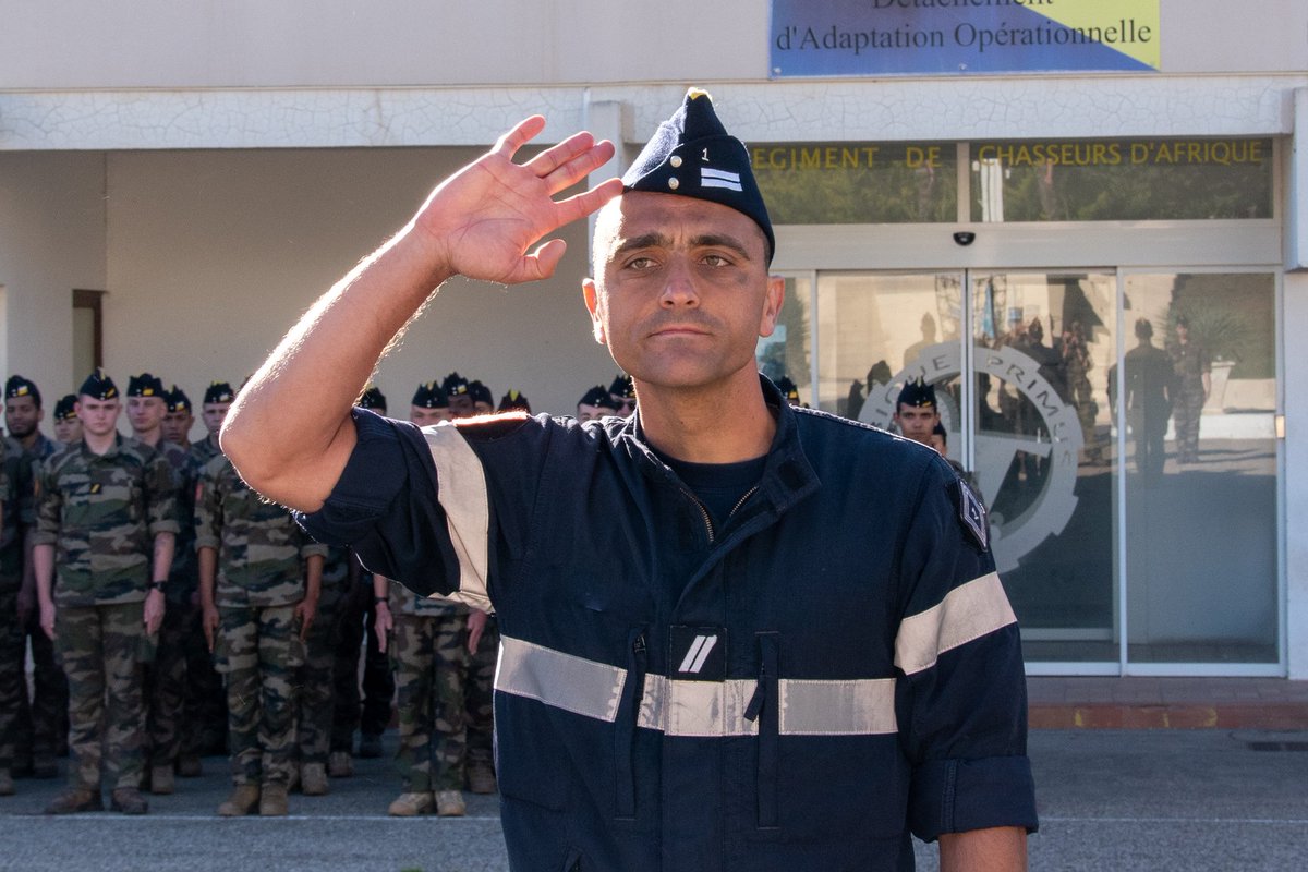 1RCA_canjuers's tweet image. #AIHonneur 🇨🇵 Lors de la cérémonie des couleurs du vendredi 31 mai, le @CDC_1eRCA a félicité le sergent-chef Kenny, le sergent Jérémie et le caporal-chef Maxime pour leur engagement.
#FiersdeNosSoldats #AlaHauteur