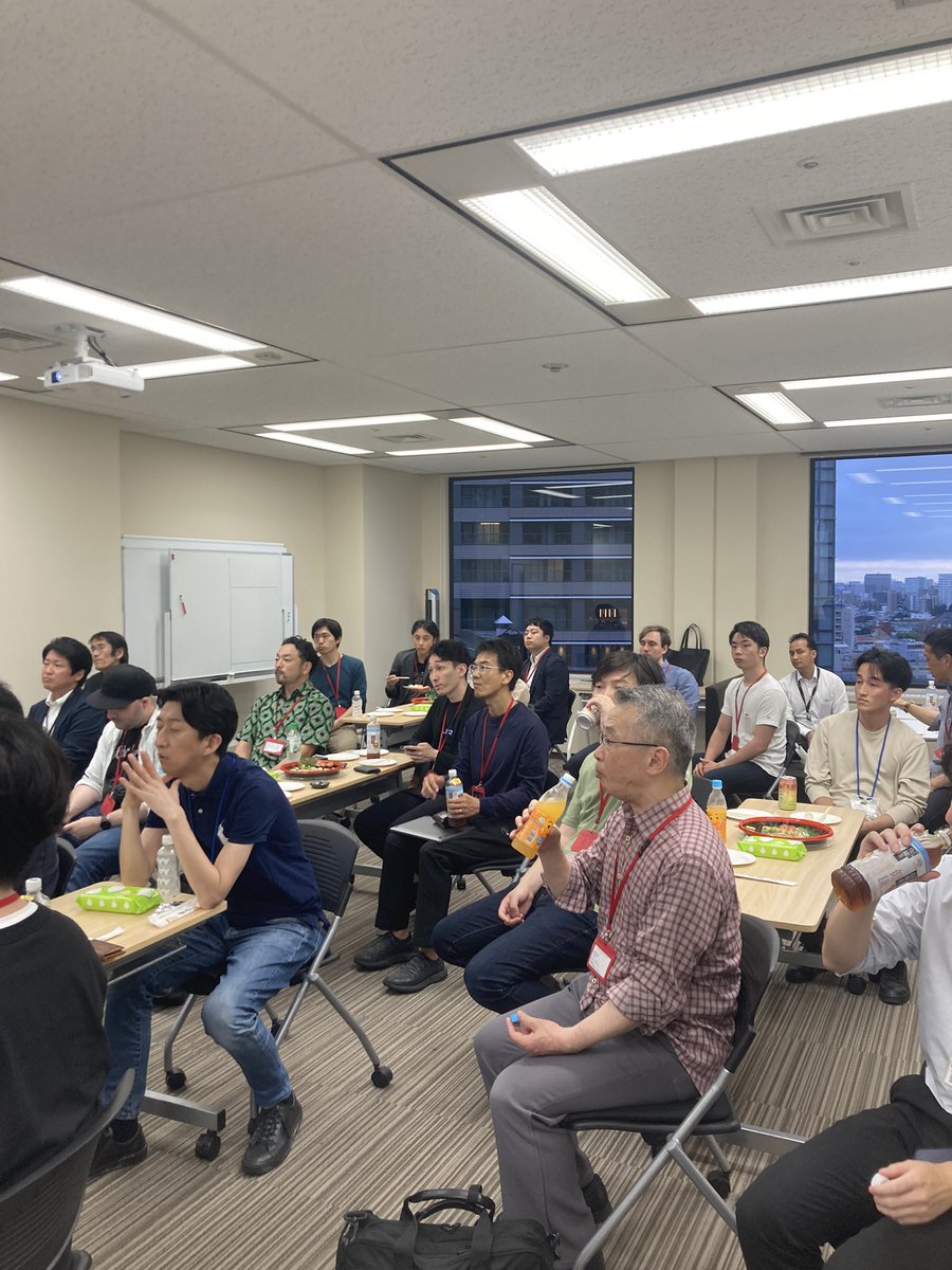 SmartPitch2025's tweet photo. 【毎月大好評！6月参加者受付中💁‍♀️】

こちらは5月の #SmartPitch MeetUpの様子！お寿司とドリンクを片手に、アットフォームな雰囲気でネットワークが可能です=͟͞🍣 エクイティでの投資を検討している #スタートアップ  #VC  #CVC にオススメです✨

https://t.co/tks8LDsOyE https://t.co/M2bvTeQYGQ