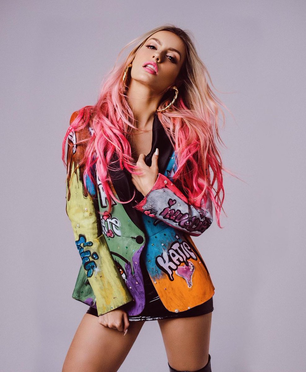 KatieAngelNotas's tweet photo. Te presento a Katie Angel → @IamKatieAngel Artista, Cantante, Compositora, Modelo, Actriz, Médica, Conductora, Directora e Influencer un ejemplo de esfuerzo y trabajo un orgullo Venezolano y latino, De Venezuela para el mundo 🇻🇪🇺🇲 https://t.co/x56HxEqQ8W