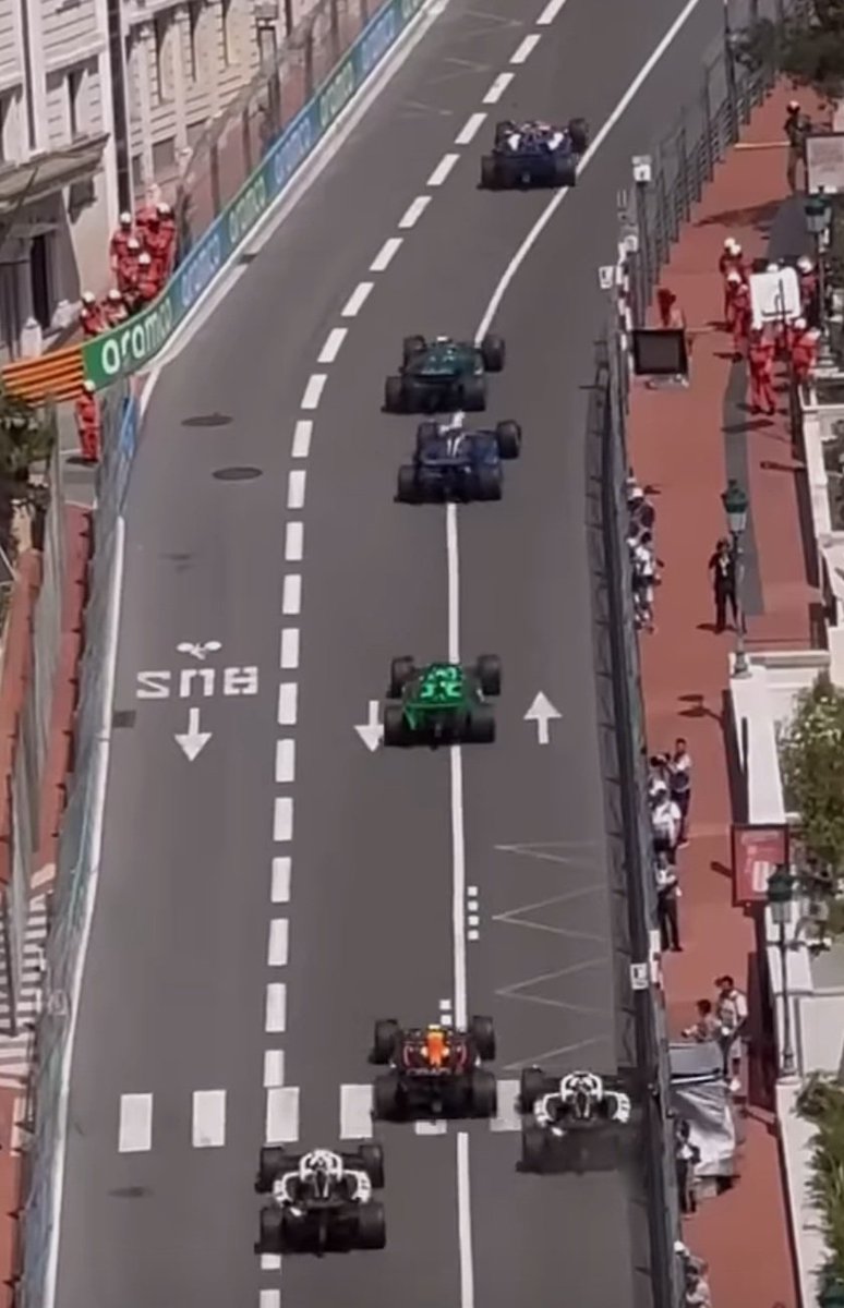 MarioPertinez's tweet photo. #accidentemonaco  #24 de @checoperezcom  visto desde el aire se ve perfectamente la trazada de todos los coches y como @magnusen va a por él incluso chocando antes con el muro sin bajar el pie, fue totalmente premeditado,por lo tanto si la @fia no lo investigó es pq son cómplices https://t.co/EnmXzHfKqO