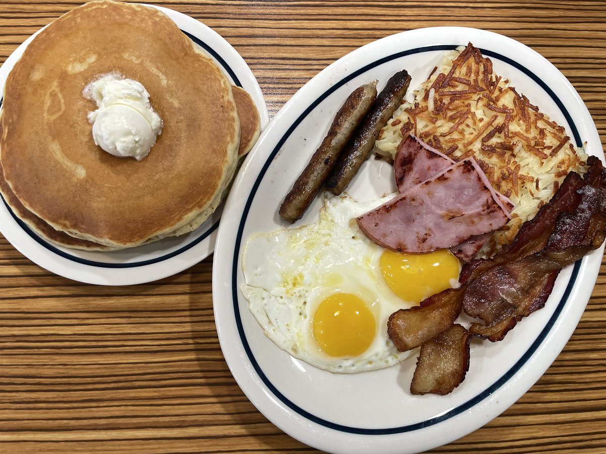 sumatraveldc's tweet photo. #パンケーキ が無性に食べたくなる時よく利用する #IHOP 先日朝食で注文した #BigSteakOmelette は3枚のパンケーキが付きこのボリューム、カロリーは1500kcal超え。24時間営業の店もあるので実はツアーで #BreakfastBox を手配する必要がある時御世話になっています。今後共お付き合いが続きそうです。 https://t.co/9SpLGOArsW