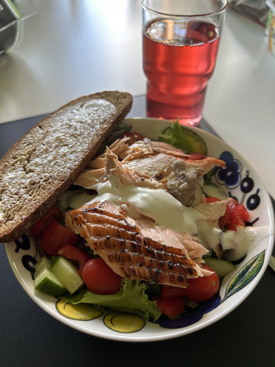 TuijaVirtanen's tweet photo. Punnitsin eilen itseni tällä Dayton vaa’alla.
Kertoi karua kieltä kuten Omron kotona.
Siispä lounaaksi pieni kipollinen
Loimulohisalaattia, viipale Porokylän Pikkuevästä. Juomaksi laimeaa viinimarjamehua Korsossa, 4,90
#pikalounas #ruokakerho
#wanhatmasiinat #vaaka https://t.co/0G0DS9YmXS