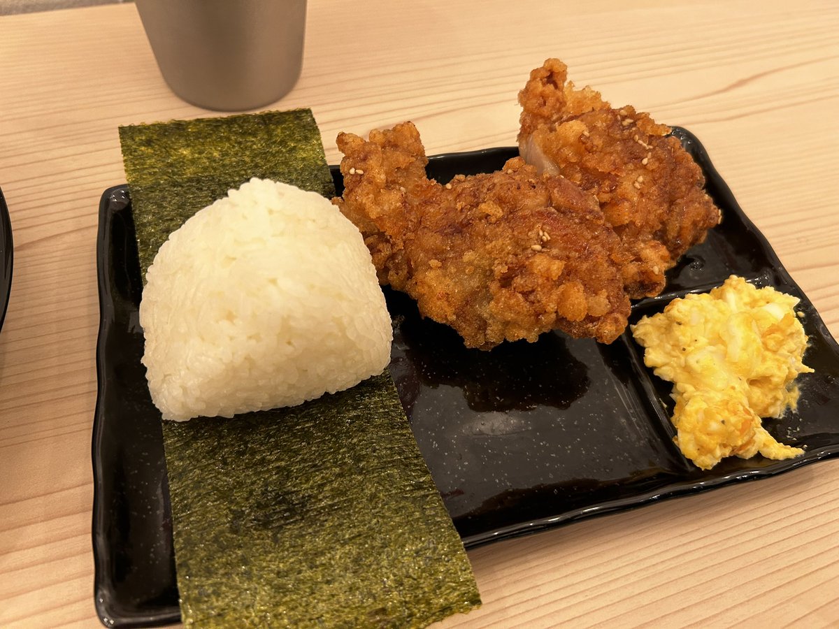久しぶりのラーメン最高だった。
ラーメン屋なのにおにぎりの米がしっかしりていて唐揚げがサクサクでラーメンより美味しかった笑