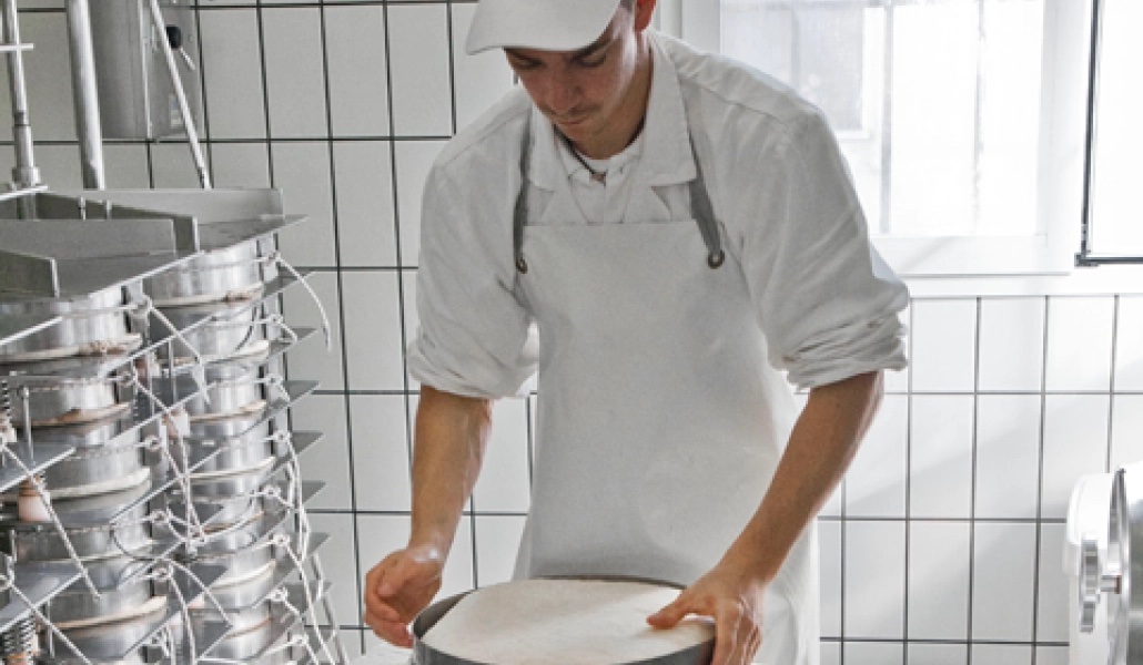 FFriulane's tweet image. Conosciamo meglio la Latteria di Fagagna Borgo Riolo, che produce nel rispetto della tradizione, utilizzando metodi di lavorazione a latte crudo 🐮

Scopri di più👇
fattoriefriulane.it/latteria-borgo…

#FattorieFriulane #AAFVG #latteria #fagagna #formaggiofriulano #tradizione #friuli