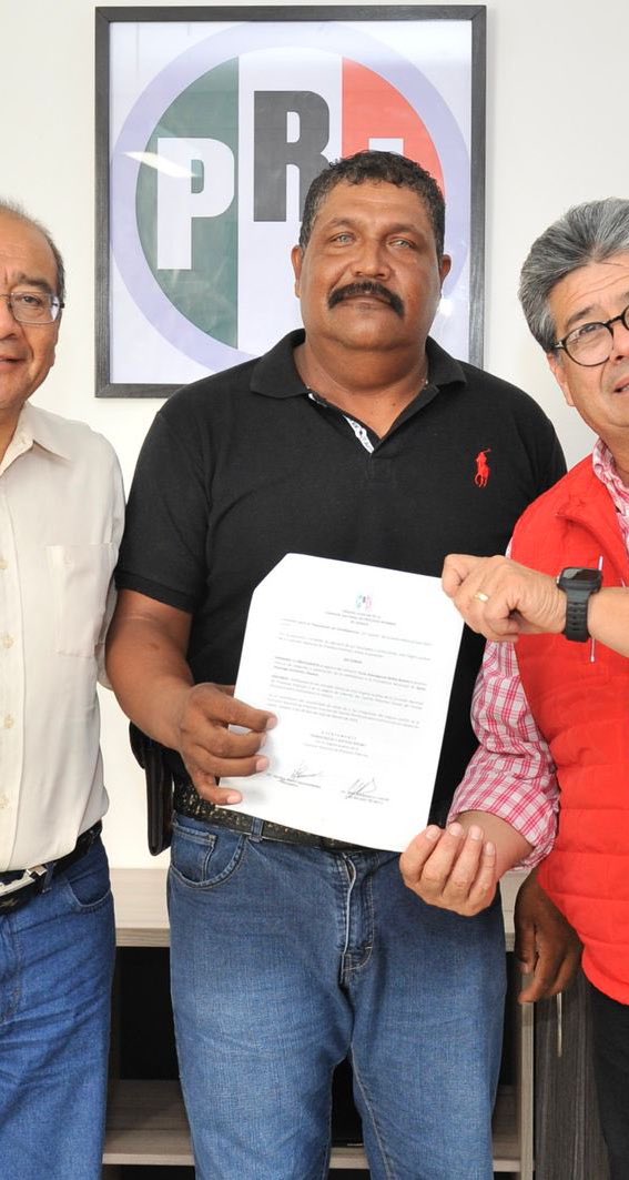 jaimeguerrero08's tweet photo. ⚠️‼️#Extra #Extra‼️⚠️

Culminada jornada electoral, ejecutan a candidato a presidente municipal del PRI en Santo Domingo Armenta, “Pueblo Negro” de #Oaxaca.

La Policía Estatal del Gobierno del Estado, confirmó la ejecución del candidato del Partido Revolucionario Institucional (@PRIOaxaca_) a la Presidencia Municipal en Santo Domingo Armenta, Yonis Atenogenes Baños Bustos.

De acuerdo al Programa de Resultados Electorales Preliminares (PREP) en ese “Pueblo Negro” de la región de la Costa de Oaxaca, no se habían capturado las 5 actas esperadas.

La lista nominal de ese municipio es de 2 mil 332 personas.

Fue el Comandante de Sector de Pinotepa Nacional de la Policía Estatal, quien reportó la muerte Baños Bustos, en Santo Domingo Armenta y también a una persona herida.
 
De acuerdo a la información oficial, sujetos desconocidos llegaron hasta la casa de campaña del candidato de PRI en Santo Domingo Armenta, donde se encontraba Baños Bustos. 

El candidato, fue asesinado en el lugar.
 
En el momento del ataque, había varias personas presentes en la casa de campaña, quienes corrieron del lugar al darse cuenta del atentado. 

Pese a que el PREP no había capturado las 5 actas prevista, Baños Bustos habría ganado la contienda electoral en ese municipio afromexicano.
 
La ejecución del candidato, ocurrió al término de la jornada electoral de este 2 de junio.