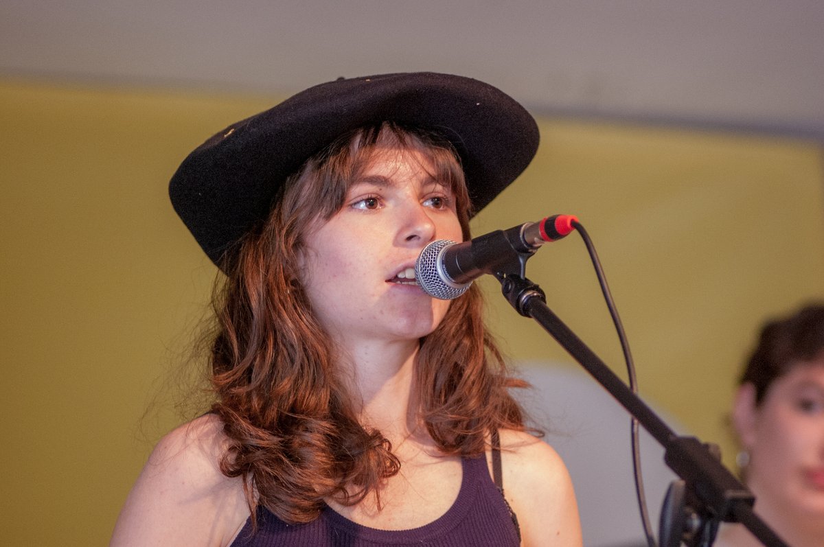 icb_info's tweet photo. 🎙️ La finale du Gazte Xilaba, tournoi des jeunes improvisateurs des écoles de bertsolarisme du Pays Basque nord s'est déroulée samedi dernier à Itxassou. C'est Haira Aizpurua qui l'a emporté.
📷 https://t.co/8W5C2oCqcp https://t.co/PbCUlg7r4w