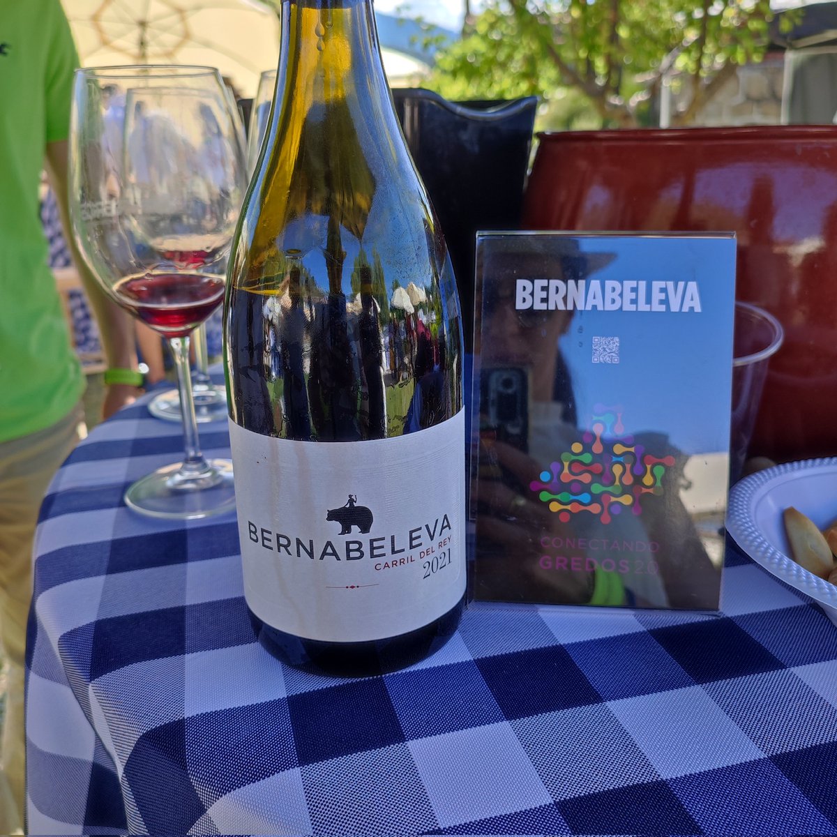 vinosdebolsillo's tweet photo. #ConectandoGredos @VinosdeCebreros #Altohorizonte #Bernabeleva @videssingulares
Catando un paisaje de granito, con algo de pizarra en ocasiones, viñedo de altura que hacen los vinos frescos, con acidez, predominante la fruta. Fantásticos. ⛰️🍇🍷 https://t.co/Fu3fN9tpAu