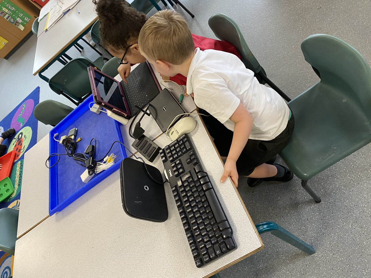 BcaApple's tweet photo. Enjoying our computing tinker tray. ‘We’ve connected ourselves together so we can play the same game. I’ll add a passcode!’ https://t.co/zQcSdzOqp9